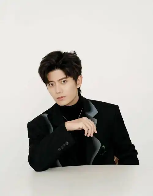 男星任嘉伦时尚写真:玉树临风,仪表堂堂