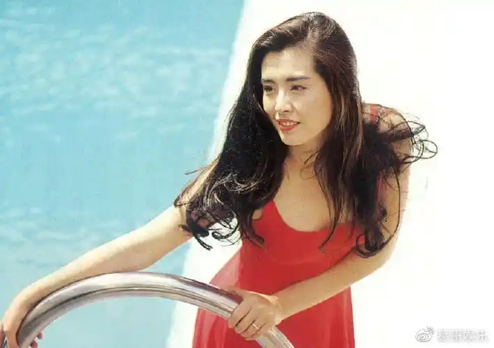 娱乐王祖贤红裙写真尽显婀娜身材气质绝佳能红到现在