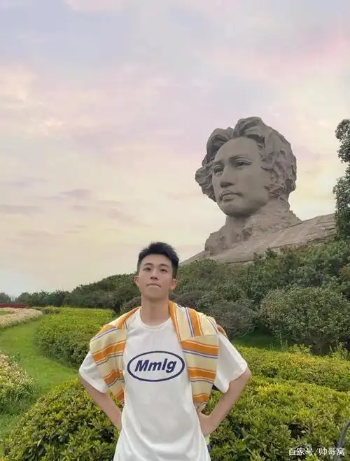 旅游的日常自拍照,随手记录下帅气小哥哥的生活,简单而有意义!