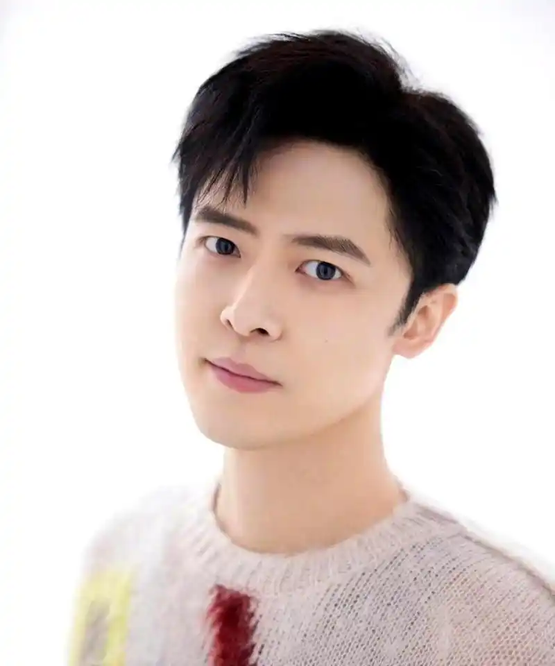 付辛博出道16周年,晒出帅照展现清爽大男生形象,虽然已经当了爸爸,但