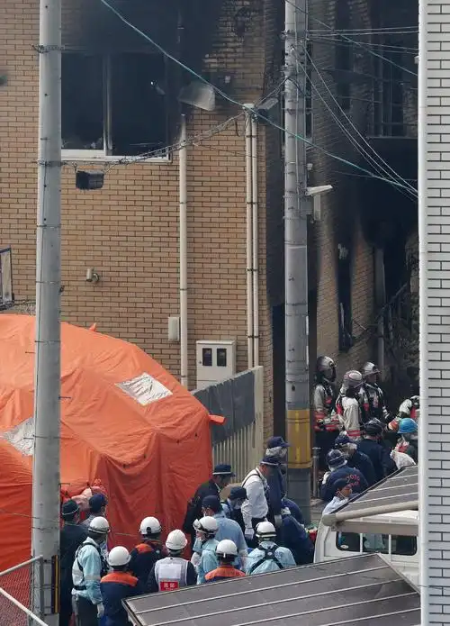 7月18日,在日本京都市,消防员和救援人员在火灾现场工作.新华社/法新