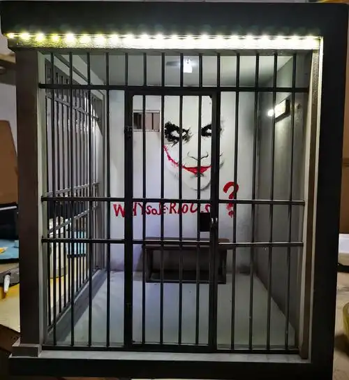 小丑牢笼监狱场景