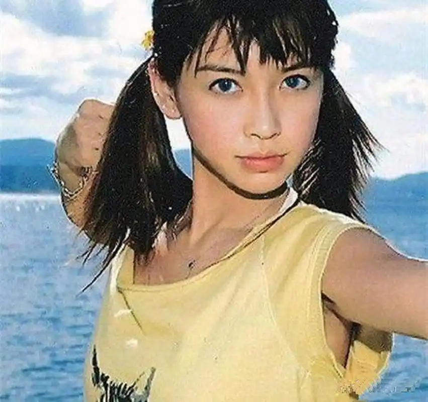 杨颖早期出道时的照片,看上去跟现在大相径庭啊!