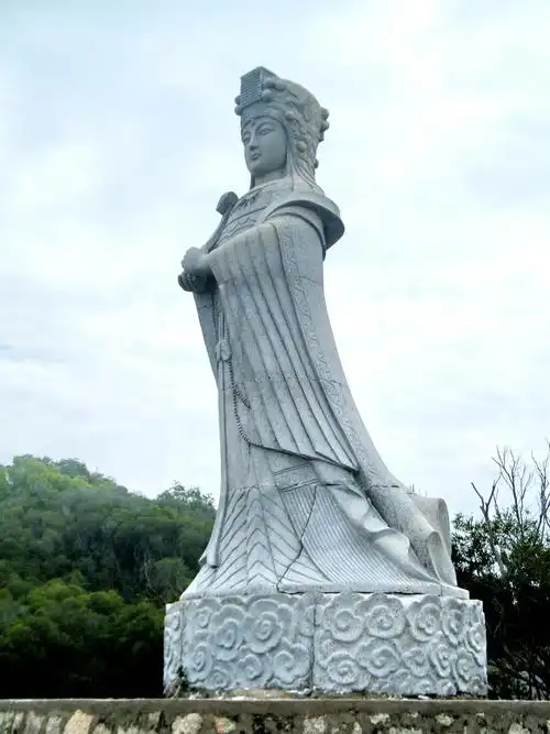 山顶上有妈祖庙,庙前妈祖雕像.