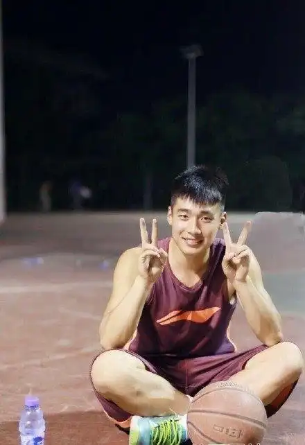 肌肉男:篮球帅哥 打篮球的男生-小虾米