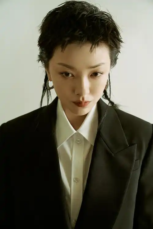 sohufashion·星鲜事##郭采洁甜酷风造型