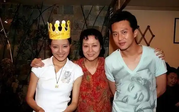 2010年,女星车晓凭借和"山西首富"李兆会的婚礼瞬间成名.