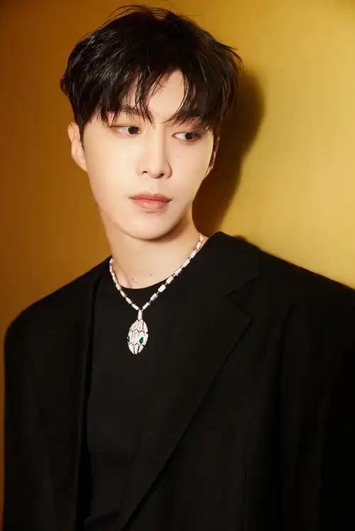 #范丞丞黑风衣造型#