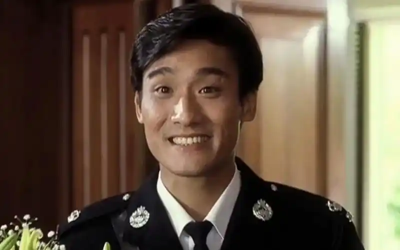 别人成名都靠演技,梁家辉却靠屁股一举爆红,网友:确实太离谱