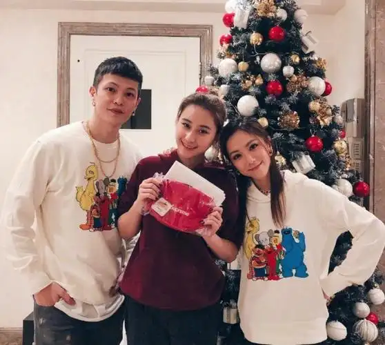 邓紫棋晒健身照瘦得只剩腹肌和男友劲舞做扩身材运动