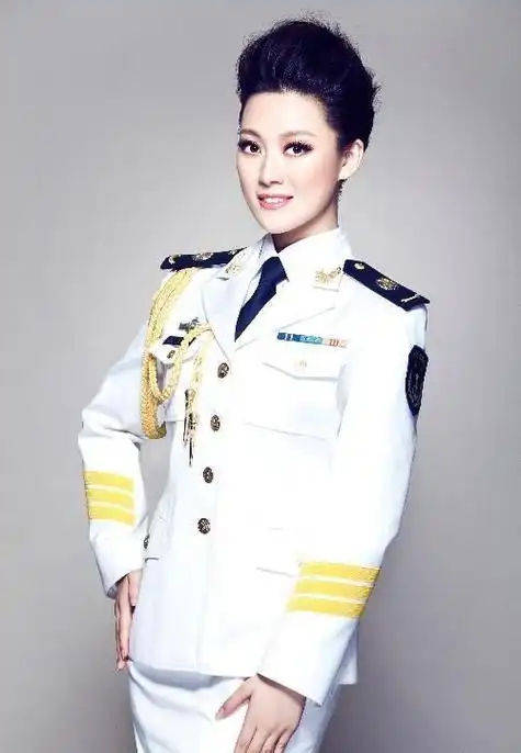 四年后,她以特招的方式加入了海政文工团,正式成为一名独唱演员.