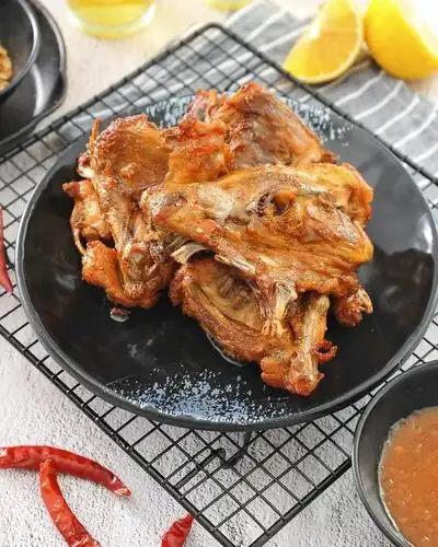 鸡架肉少而骨头多,因此得到了一些形象的外号,如"