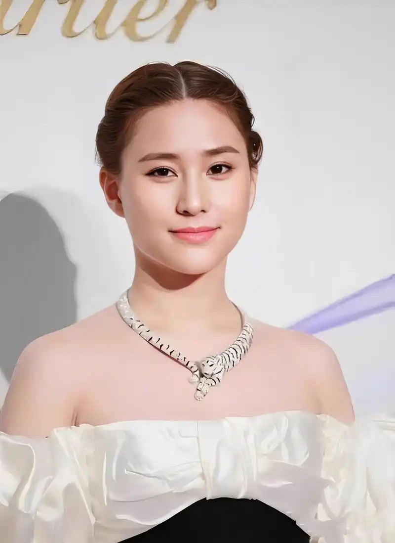 何超莲穿着深v带连衣裙,大开眼界.她红唇微红,很有女性气质.