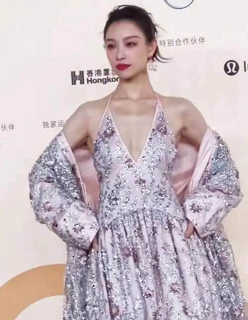 35岁倪妮穿吊带走红毯身材迷人锁骨清晰可见自然的松弛感