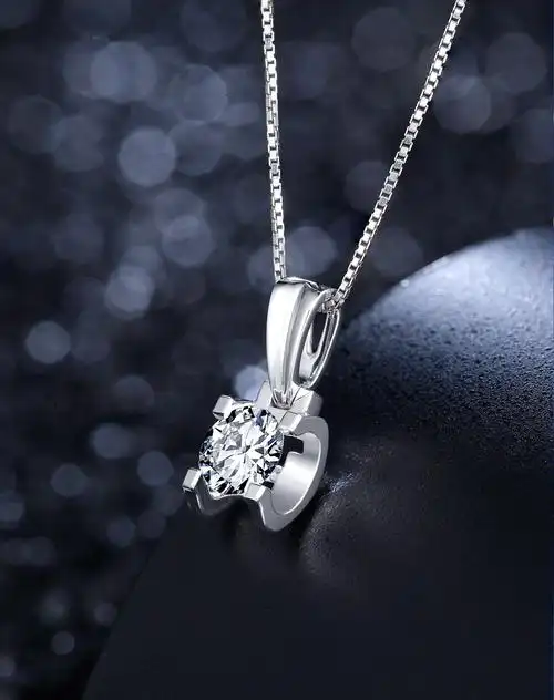 周六福白18k金20分牛头款钻石吊坠