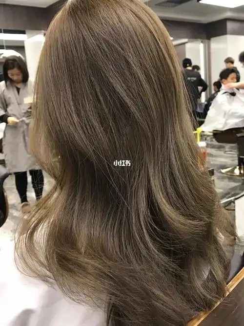 发色分享爱了超显白的免漂亚麻冷棕色淡淡的色调高级感十足发色亚麻冷