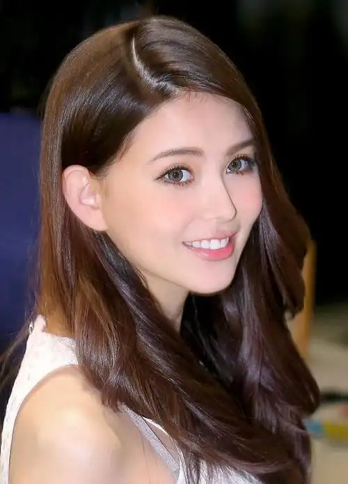 中澳混血:昆凌,时而柔美,时而霸气,呈现出成熟又神秘的女人味