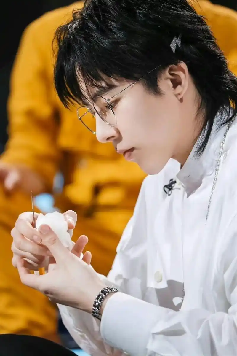 摩登兄弟刘宇宁壁纸(一百三十五) 好喜欢应援啊99我们的黄光真好看