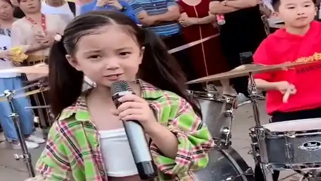 童星小天一敲鼓李悟嗨唱芒种两小朋友配合得真默契