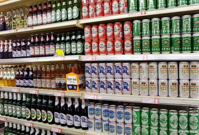 超市的啤酒商品展示区