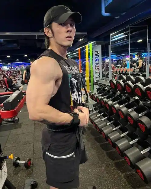 40岁张杰身材照曝光网友这肌肉太猛了吧