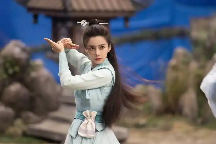 官方释出的预告里,angelababy以干练果决的古装造型现身,高束马尾展现