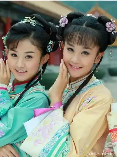 一,《新还珠格格》2011年 赵丽颖饰演晴格格,海陆饰演紫薇,琼瑶都有