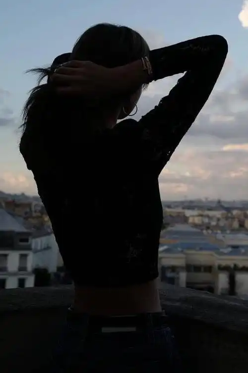 lisa自带"瘦身特效",晒背影美照,却被"a4纸"腰抢镜!_手机搜狐网