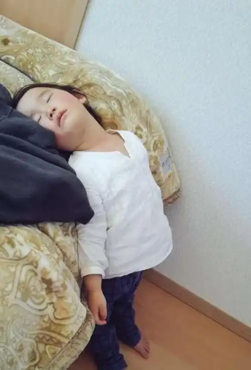 宝宝的搞笑睡姿,只有想不到没有做不到,最后一张笑的肚子疼