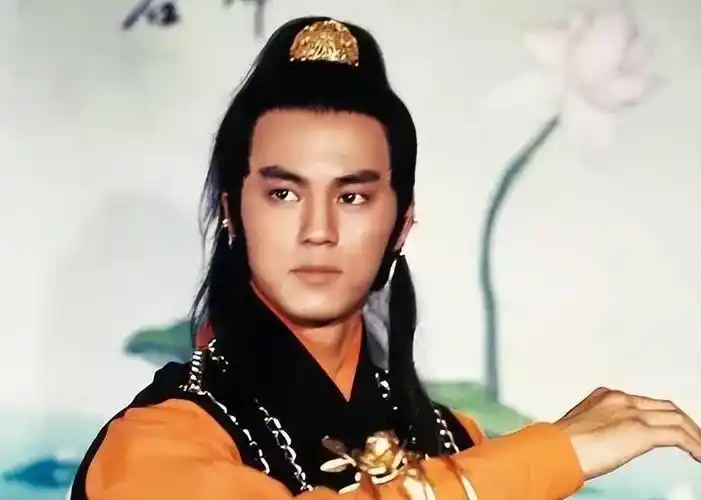 其实孙红雷的脸不用想都知道不适合古装,大脸盘子小眼睛,甚至称不上"