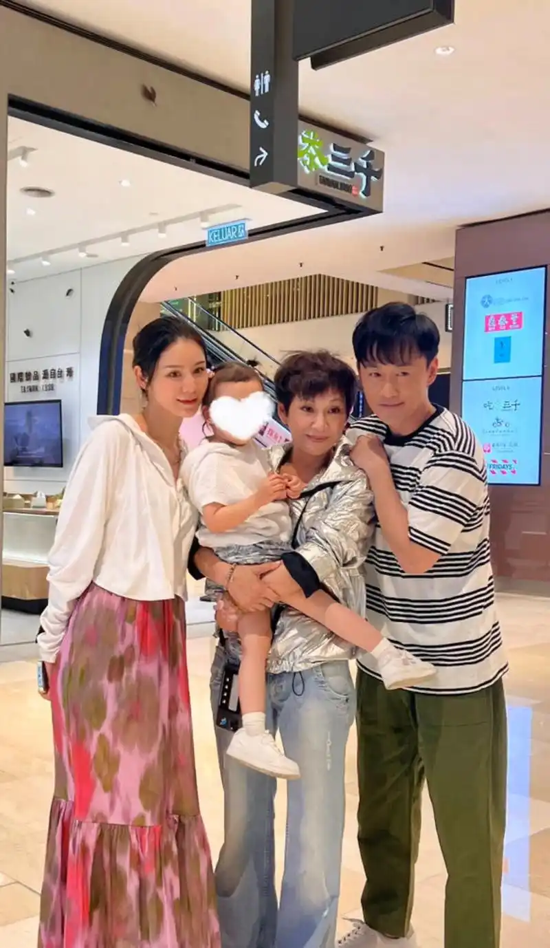 林峯老婆晒一家三口旅行照 佘诗曼惊喜出镜.