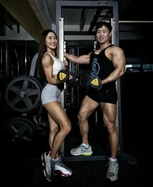 女警察变身健身女神,39岁仍美如少女,曾是比基尼赛业余组冠军|健美|金