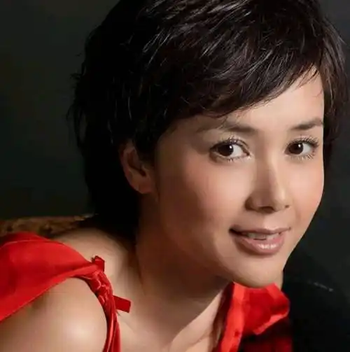 原创国内唯一两轮满贯演员蒋雯丽收养孤儿还为养女寻找亲生父母