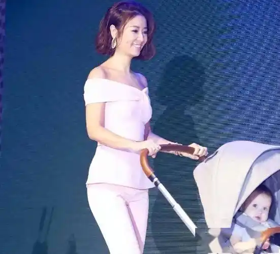 这款套装比较修身,但是可以看到林心如肚子和腰间处没有多余的赘肉