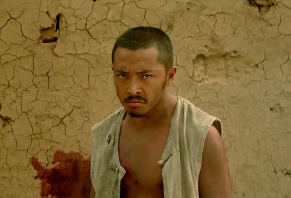 的富大龙,扑哧一下笑了,因为天天下地做农活,身上的肌肉也变得健硕