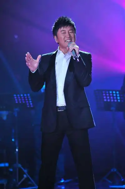 《歌手》突围赛 满文军自信上阵李小双观战