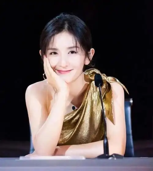 谢娜是中国最有话题的女主持人之一,她凭借在《快乐大本营》的表现