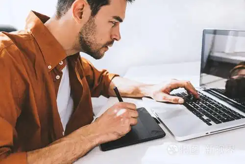 集中的男性自由职业者坐在笔记本电脑前认真和周到的表达.