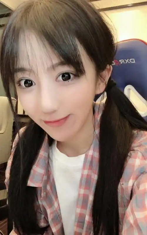 呆妹儿直播聊拔毛话题老妈意外现身粉丝这是你妹妹吧