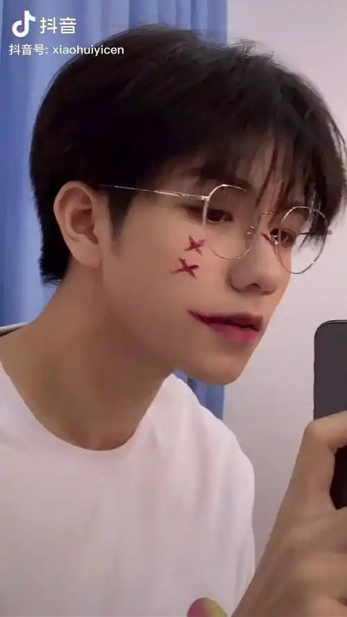 万圣节不知道扮什么好,扮你男朋友好不好易川 打卡最帅的鬼屋npc