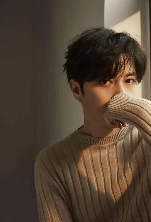 "新咆哮帝"王钧赫写真曝光 绅雅气质自带星空眼