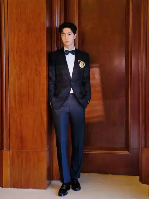 1,王一博打破"常规",穿西装配运动鞋亮相活动,造型简洁帅气