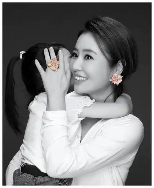 小海豚神奇亮相美丽基因传承霍建华林心如女儿震撼登场