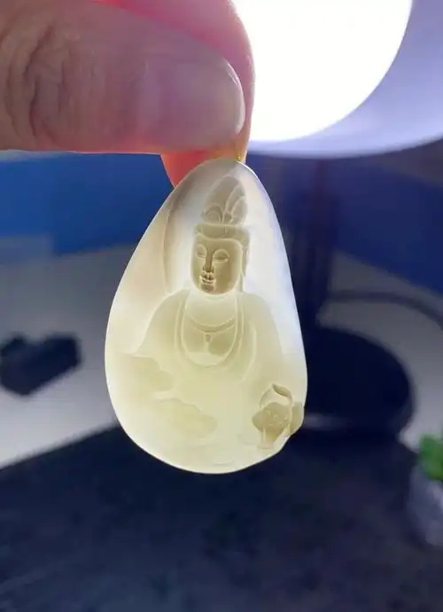 精美的新疆和田玉籽料羊脂白玉观音白度好