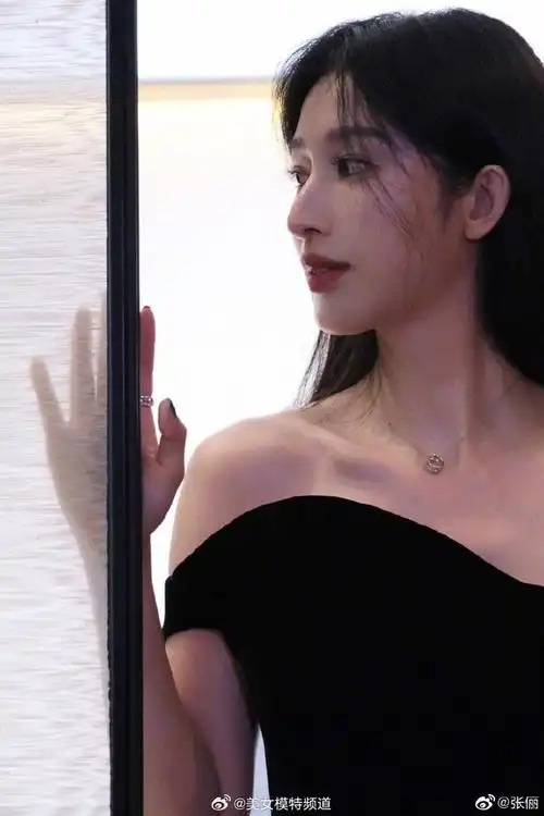 张俪晒抹胸礼服写真秀肩颈线条优雅动人