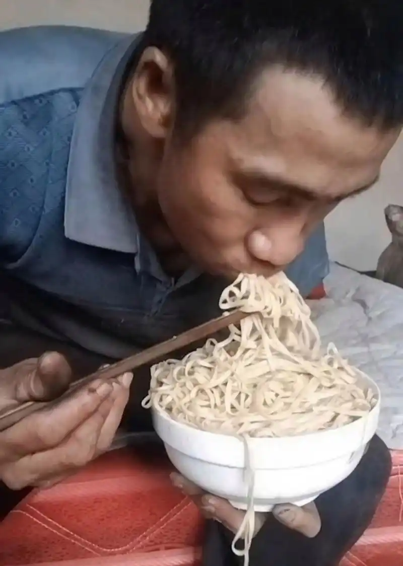 为什么看着这样的图片心里有种莫名的心酸,农民工兄弟太不容易啊