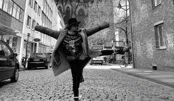 周董又送情头了,模仿昆凌打卡拍照,周三岁上线