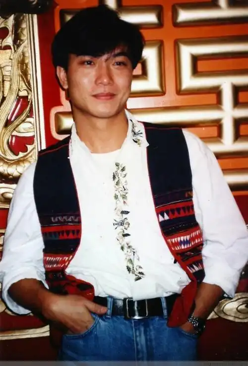 钱小豪的西装造型也同样帅气过人,蓝绿格子配白衬衣,整个人五官有棱有