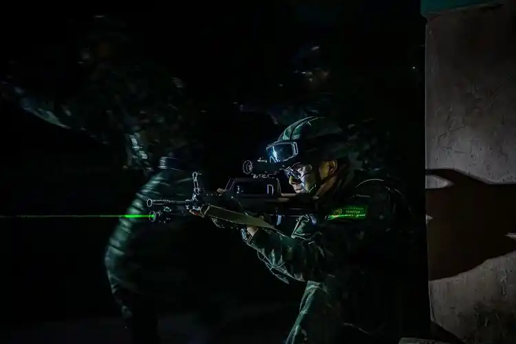 直击夜训场一起看武警特战密林深处极限追击