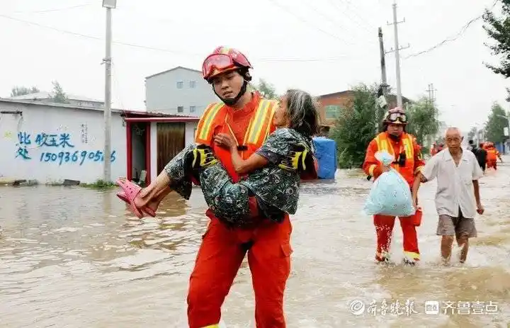 最美公主抱聊城消防持续增援河南抱起被困瘫痪老人转移